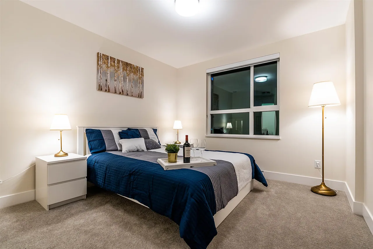 Bedroom with a double bed and two lamps